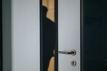 Mit mehr als 30 Hieben: 20-Jähriger in eigener Wohnung totgestochen