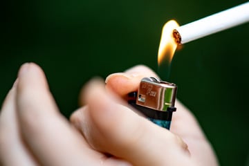 Berlin: Kippe soll Wohnungsbrand ausgelöst haben: Frau muss reanimiert werden