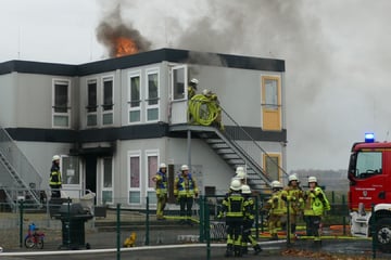 Flammen brennen Flüchtlingsheim in NRW nieder: Gebäude unbewohnbar