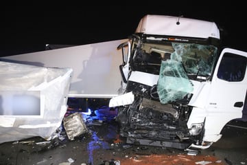 Unfall A7: Vollsperrung auf A7! Fahrer von 40-Tonner nickt ein und kracht in Schwertransport