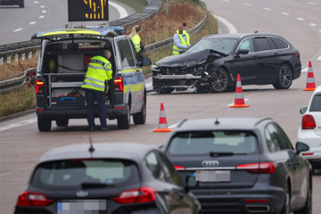 Unfall A4: BMW kracht auf A4 in Leitplanke: Stau-Gefahr!