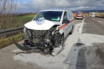 Unfall A38: Radioaktives Material an Bord: Transporter kracht auf A38 in Heck von Laster