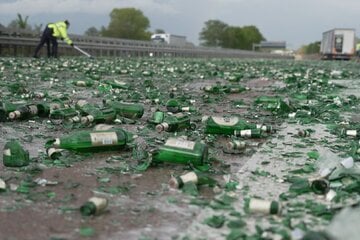Unfall A8: Folgenschwerer Reifenplatzer auf A8: Lkw verliert 1440 Kisten Bier