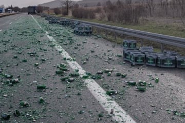 Unfall A39: Überall Scherben: Trümmerfeld aus Bierpullen legt Autobahn lahm