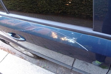 Zahlreiche Autos auf Parkplatz im Erzgebirge zerkratzt: 25.000 Euro Schaden