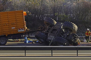 Unfall A8: Traktor-Gespann durchbricht auf A8 Mittelleitplanke und kippt um: 400.000 Euro Schaden!