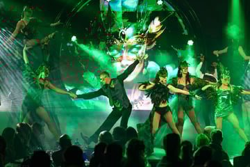 Dresden: Sarrasani-Show-Premiere: Todesrad-Artist zerlegt ausgerechnet den Promi-Tisch