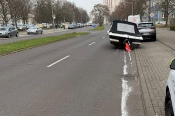 Schwerer Unfall in der Altstadt: Sportboot fliegt vom Anhänger