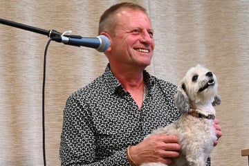 Leipzig: Jörg Gräser mit Wachhund auf Buchlesung
