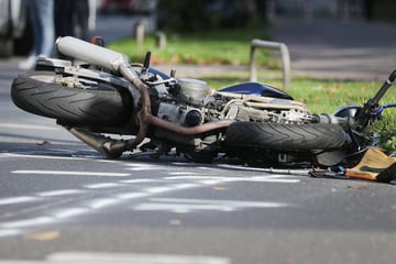 Motorrad geht nach Unfall in Flammen auf - doch der Fahrer flüchtet