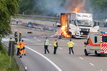 Unfall A3: Auto überschlägt sich, Lastwagen geht in Flammen auf: Explosionen und Verkehrschaos auf A3