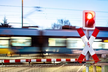 Auto bleibt im Gleisbett stecken, dann kommt ein Zug