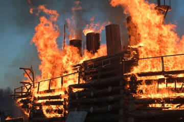 Riesiges Holzschiff in Brandenburg abgefackelt