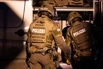 Mann zielt mit Pistole aus Fenster, SEK stürmt falsche Wohnung