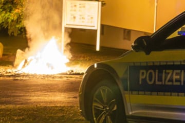 Zwei Brände in einer Nacht: Mülltonnen stehen in Flammen