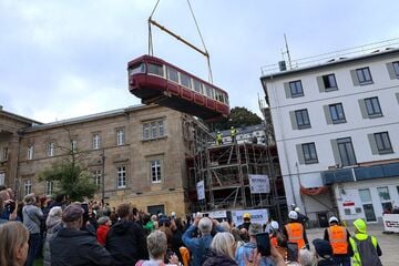 Eine Schwebebahn kehrt heim: Neuer Blickfang am Wuppertaler Hbf