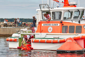 Sportboot kentert mit Vater und Sohn: Großer Rettungseinsatz auf Ostsee