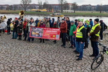 Dresden: Von Fähre zu Fähre: Radler-Korso gegen geplante Kürzungen