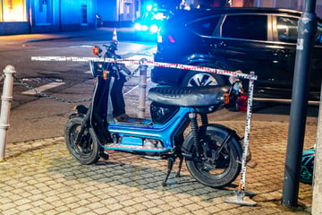 Crash im Erzgebirge: Moped und Auto krachen zusammen