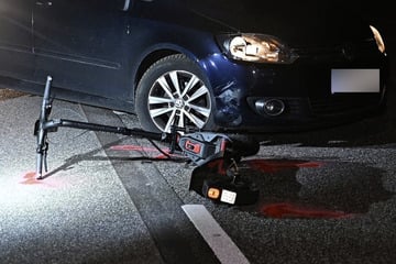 Auto erfasst E-Scooter beim Wenden: Fahrer schwer verletzt