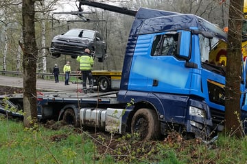 Lkw rutscht in Straßengraben und muss abgeschleppt werden: Vollsperrung auf S36