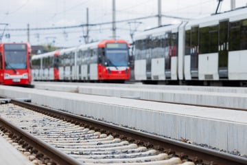 Folgenschwerer Unfall in Köln: Skoda rammt Stadtbahn - mehrere Personen verletzt