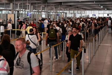 Flughafen Köln/Bonn aktuell: Sehr lange Schlangen, 2,5 Stunden Extrazeit empfohlen!