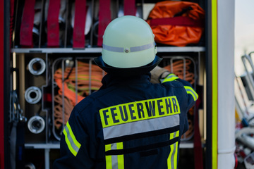 Garagen-Brand: Mann will Flammen löschen und landet im Krankenhaus