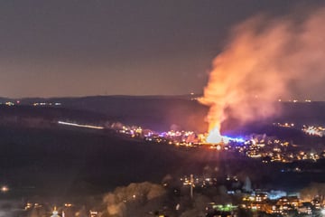 Rauchsäule kilometerweit zu sehen: Was steht in Aue-Bad Schlema in Flammen?