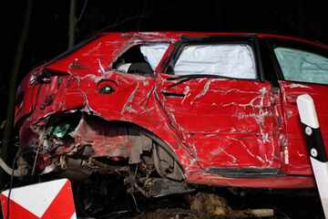 Schwerer Unfall in Sachsen: Audi überschlägt sich, dann lügt die Fahrerin
