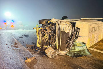 Unfall A8: Schwerer Unfall auf A8: Sprinter kippt nach Zusammenstoß mit Seat zur Seite - Drei Verletzte