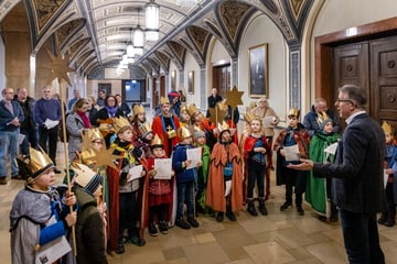 Chemnitz: Sternsinger segnen Chemnitzer Rathaus