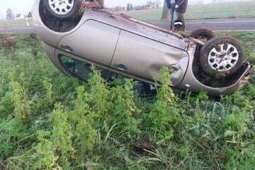 Schutzengel an Heiligabend: Frau erleidet nur leichte Blessuren nach Überschlag mit Auto