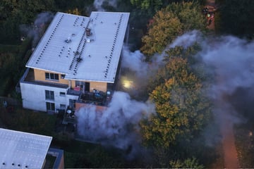 Mehr als 100 Kräfte im Einsatz! Feuer in Mehrfamilienhaus ausgebrochen
