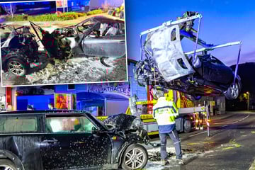 Mercedes rast vor Polizei davon und kracht frontal in Mini: Fahrer entgeht knapp dem Flammen-Tod