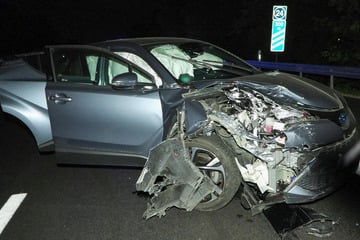 Unfall A59: Sufffahrt auf A59! 54-Jährige kracht in Heck und landet schwer verletzt im Krankenhaus