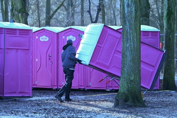 War es Brandstiftung? Leih-Toiletten gehen auf Firmengelände in Flammen auf