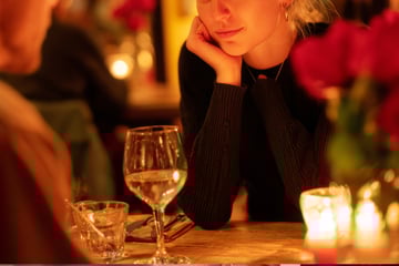 Frau ist nach Ewigkeiten wieder Single und hat erstes Date: Wie das Treffen endet, macht sie fassungslos