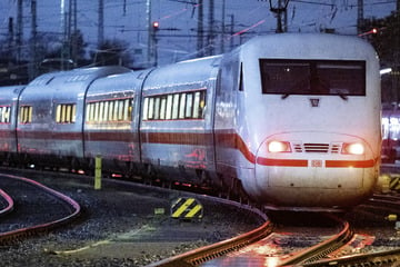 Fahrgäste harrten Stunden aus: Feuerwehr evakuiert ICE nach Oberleitungs-Schaden