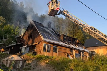 Feuerwehreinsatz in Klingenthal: Beim "Alm-Terroristen" brennt die Hütte