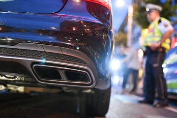 Autoposer baut Unfall: BMW brennt komplett aus, zwei Menschen verletzt
