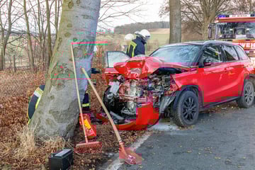 Unfall auf Bundesstraße im Erzgebirge: Suzuki kracht gegen Baum