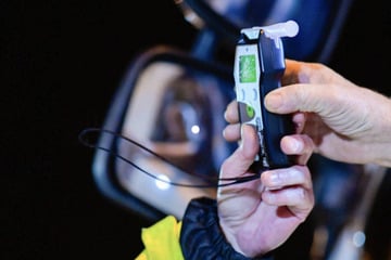 Sturzbetrunken am Nachmittag: Transporter-Fahrer will Polizei bei Kontrolle veräppeln