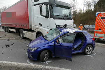 Heftiger Autounfall auf A560: Lastwagen schleift Seat nach Kollision rund 20 Meter mit