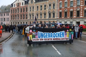 Flaschenwürfe und Hitlergruß: So lief der Demo-Tag im Erzgebirge