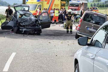 Heftige Frontal-Kollision! Drei Schwerverletzte bei Unfall auf Kreisstraße
