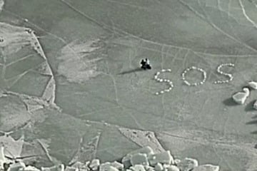 Gefangen auf dem Eis: Zwei Deutsche formen SOS-Zeichen mit Schneebällen