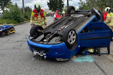 Heftiger Unfall in Mickten: Zwei Menschen nach Überschlag im Auto eingeschlossen