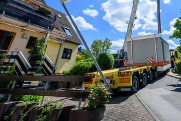 Schwertransporter bleibt in Chemnitzer Wohngebiet stecken