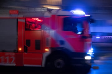 Berlin: Wohnung in Altbau brennt lichterloh – Eine Person schwer verletzt!